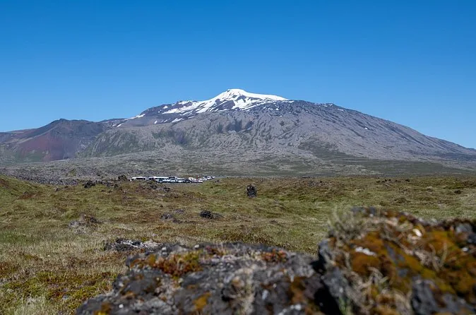 El glaciar Snæfellsjökull bajo un cielo azul despejado