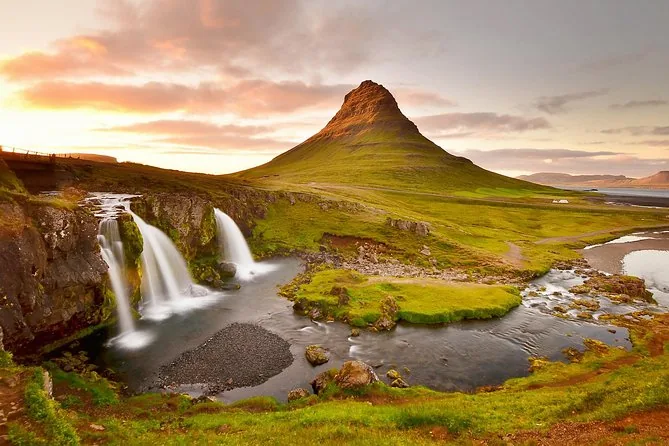 Kirkjufell y su cascada bajo un cielo rosa